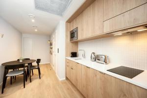 Wilde Aparthotels Manchester City Centre的厨房或小厨房