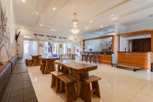 Restoran või mõni muu söögikoht majutusasutuses Urbanview Hotel One Family Maribaya by RedDoorz