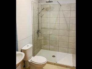 une salle de bains avec douche, toilettes et lavabo dans l'établissement Penthouse Apartment Royal Cabanas Resort, à Cabanas de Tavira 14 autres photos