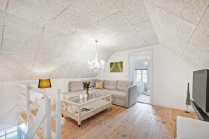 Lildgaard في Frøstrup: غرفة معيشة مع أريكة وطاولة
