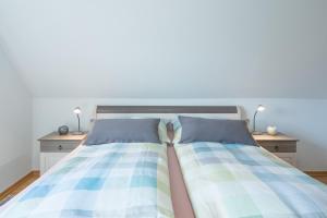 ニービュルにあるWellenreiterのベッドルーム1室(青と白のストライプのベッド1台付)