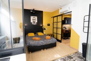 Ένα ή περισσότερα κρεβάτια σε δωμάτιο στο Capsule Premium balnéo & home cinema
