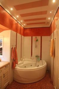 Habitación con baño con bañera grande. en Beautiful Traditional House in Lefkada en Lefkada
