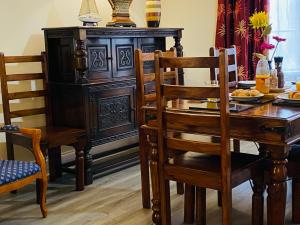 uma sala de jantar com uma mesa de madeira e cadeiras em The Old Rope House em Portland