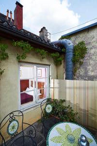 een patio met een tafel en stoelen voor een huis bij Hotel Elch in Neurenberg