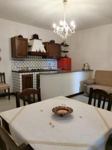 een woonkamer met een tafel en een keuken bij Giardino sul Mare in Realmonte
