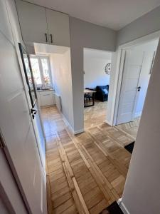 una stanza vuota con un corridoio con pavimento in legno di Apartament Wspomnienie a Duszniki Zdrój