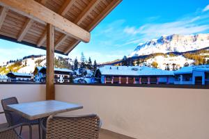 - Balcón con mesa y sillas y vistas a la montaña en Aurturist Badia, en Badia