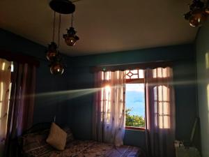 1 dormitorio con ventana y 1 cama en una habitación en The Himalayan Workation en Darjeeling