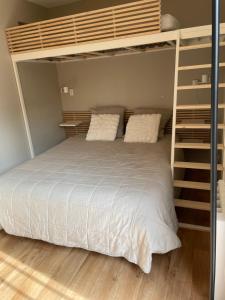 a bedroom with a bed and a bunk bed at T3 Arcachon centre proche plage in Arcachon