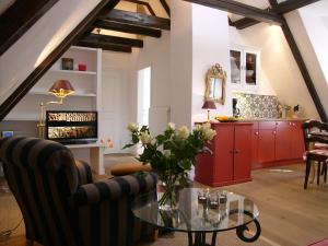 ein Wohnzimmer mit roten Schränken und einem Glastisch in der Unterkunft Weidemannhaus Wohnung 6 "Galerie" in Keitum