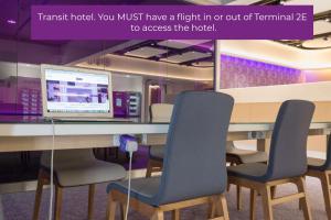 TV a/nebo společenská místnost v ubytování YOTELAIR Paris CDG - Transit Hotel - Terminal 2E + 37 fotografií