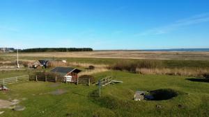 ラントゥムにあるHaus am Wattenmeer Watt n Blickの柵と草のある農場の航空写真