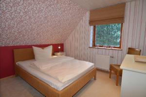 a bedroom with a large bed in a room at Theodor Heuss in Westerland