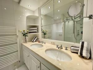 a bathroom with a sink and a large mirror at Norderhof Kliffsand 15 in Kampen