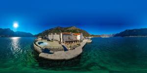 uma ilha no meio de um grande corpo de água em Hotel Splendido em Kotor