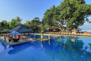 Der Swimmingpool an oder in der Nähe von Puri Saron Hotel Seminyak