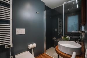 een badkamer met een groot bad en een douche bij Bed and Breakfast Canalgrande in Mira