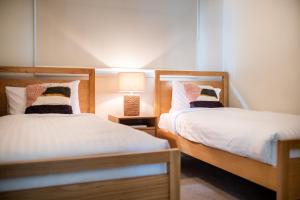 מיטה או מיטות בחדר ב-Burraneer - Freycinet Holiday Houses