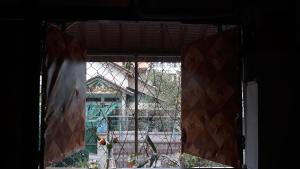 een open raam met uitzicht op een achtbaan bij Vanny's Peaceful Guesthouse in Phnom Penh