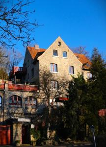 ein großes Backsteingebäude mit Balkon darüber in der Unterkunft Drachenburg in Marktbreit