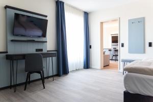 Ein Bett oder Betten in einem Zimmer der Unterkunft TIDE Hotel