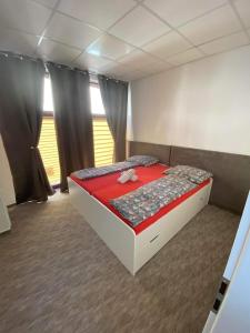 Posteľ alebo postele v izbe v ubytovaní Centrum Apartman LEYLA I