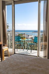 Cette chambre dispose d'un balcon avec vue sur l'océan. dans l'établissement Hotel Marinella, à Sanremo