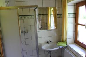 Bathroom sa Ferienhaus Niederl