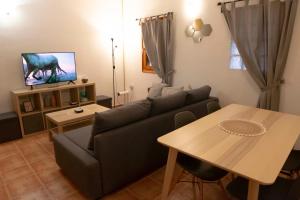 sala de estar con sofá y mesa en Apartamentos Erlueta, en Calatayud