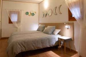1 dormitorio con 1 cama y mesa auxiliar en Apartamentos Erlueta en Calatayud