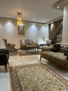 uma grande sala de estar com sofás e um tapete em Cairo Egypt Al Rehab amazing Flat no Cairo