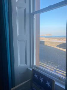 Habitación con ventana y vistas al océano. en Breakwater, en North Berwick