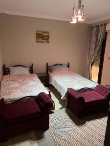 1 dormitorio con 2 camas y alfombra en Cairo Egypt Al Rehab amazing Flat en El Cairo