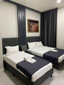 2 Betten in einem Hotelzimmer mit 2 Schlafzimmern in der Unterkunft Taksim Galatist Hotel in Istanbul