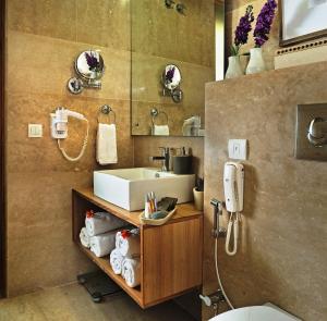 Koupelna v ubytování Udman Hotel Panchshila Park + 37 fotografií