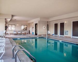 una piscina de agua azul en una casa en Comfort Suites Cincinnati North, en Forest Park