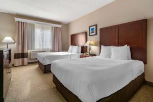 Giường trong phòng chung tại Comfort Inn & Suites Seattle North