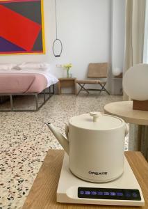 a slow cooker on a counter in a room at Fragile Hotel in Ciutadella