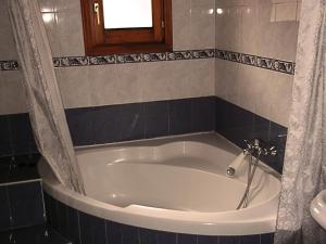 Kylpyhuone majoituspaikassa Hostal Casa Lacreu