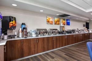 a bar in a dental office with a counter at Comfort Inn & Suites in Grand Blanc