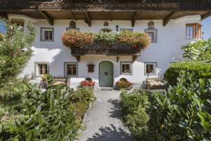 an exterior view of a house with a green door at Bauernhaus-Schloss Wagrain in Ebbs