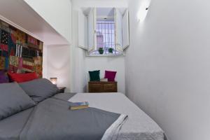 een kleine slaapkamer met een bed en een raam bij Gianicolo Holiday House in Rome