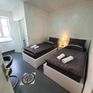 Un pat sau paturi într-o cameră la Pension Bad Soden / Apartment and Rooms