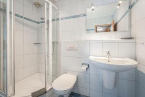 a bathroom with a sink and a toilet and a shower at Die Landpension FernW in Willingen