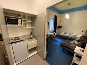 Habitación pequeña con cocina y sala de estar. en Apartments Starlight Hotel Wiesmann, en Bochum