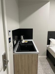 eine Küche mit einem Waschbecken in einem Zimmer mit einem Bett in der Unterkunft Taksim Galatist Hotel in Istanbul