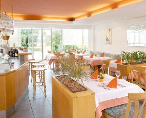 a restaurant with tables and chairs and a bar at Hotel Seestern in Wasserburg