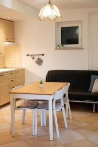 eine Küche und ein Esszimmer mit einem Tisch und Stühlen in der Unterkunft Apartma Categorical in Portorož