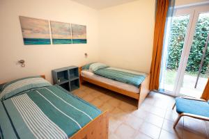 1 Schlafzimmer mit 2 Betten und einem Fenster in der Unterkunft Apartma Categorical in Portorož